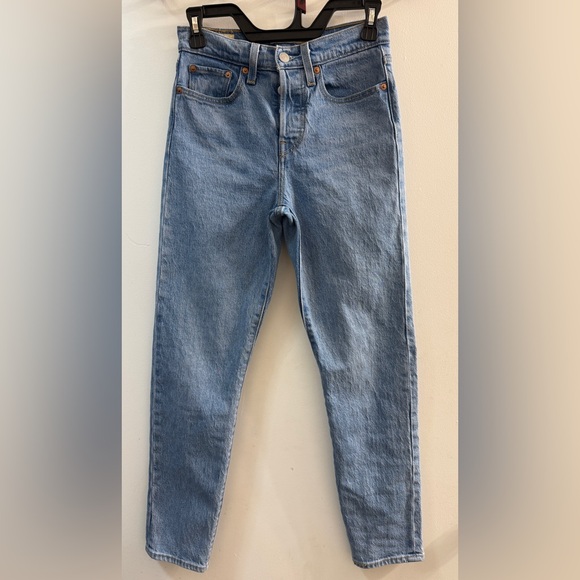 Levi’s Premium Wedgie Straight Jeans Light Wash 24 - Picture 11 of 14